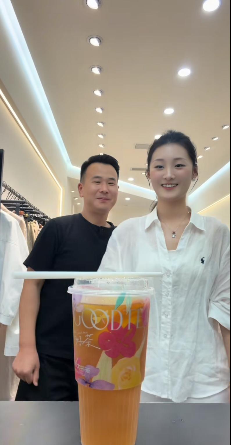 陈亚男太会玩了，历经千辛，终遇良人，她幸福得像花儿一样，正和未婚夫郭新鹏在家中玩