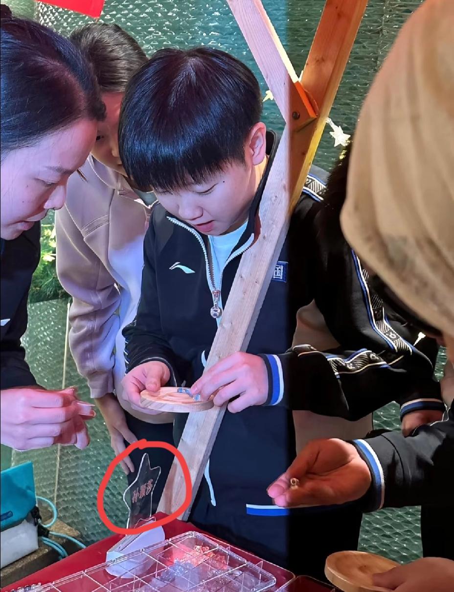 莎莎又出“洋相”了，想不到她闷不做声的，竟然拿着自己的名牌四处晃悠，想想这