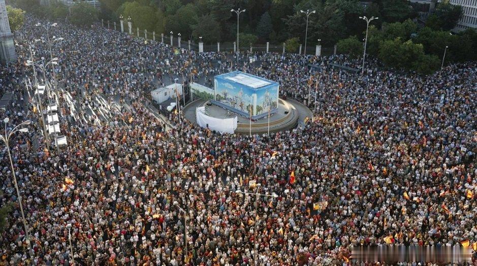 西班牙发生反移民示威2026年09月04日在西班牙，由于移民流入飞地领土塞塔的问题和向50万非法移民