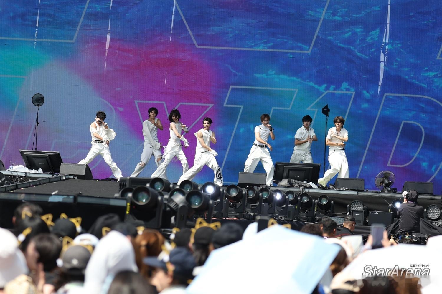 NexT1DE马来西亚音乐节首秀一年的时间，从选秀毕业到站上国际舞台，今天又第
