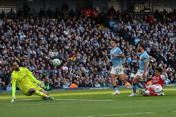 曼城2比1阿森纳多纳鲁马出现重大失误后，格伊赶紧过去安慰门将，稳住了多纳鲁马的