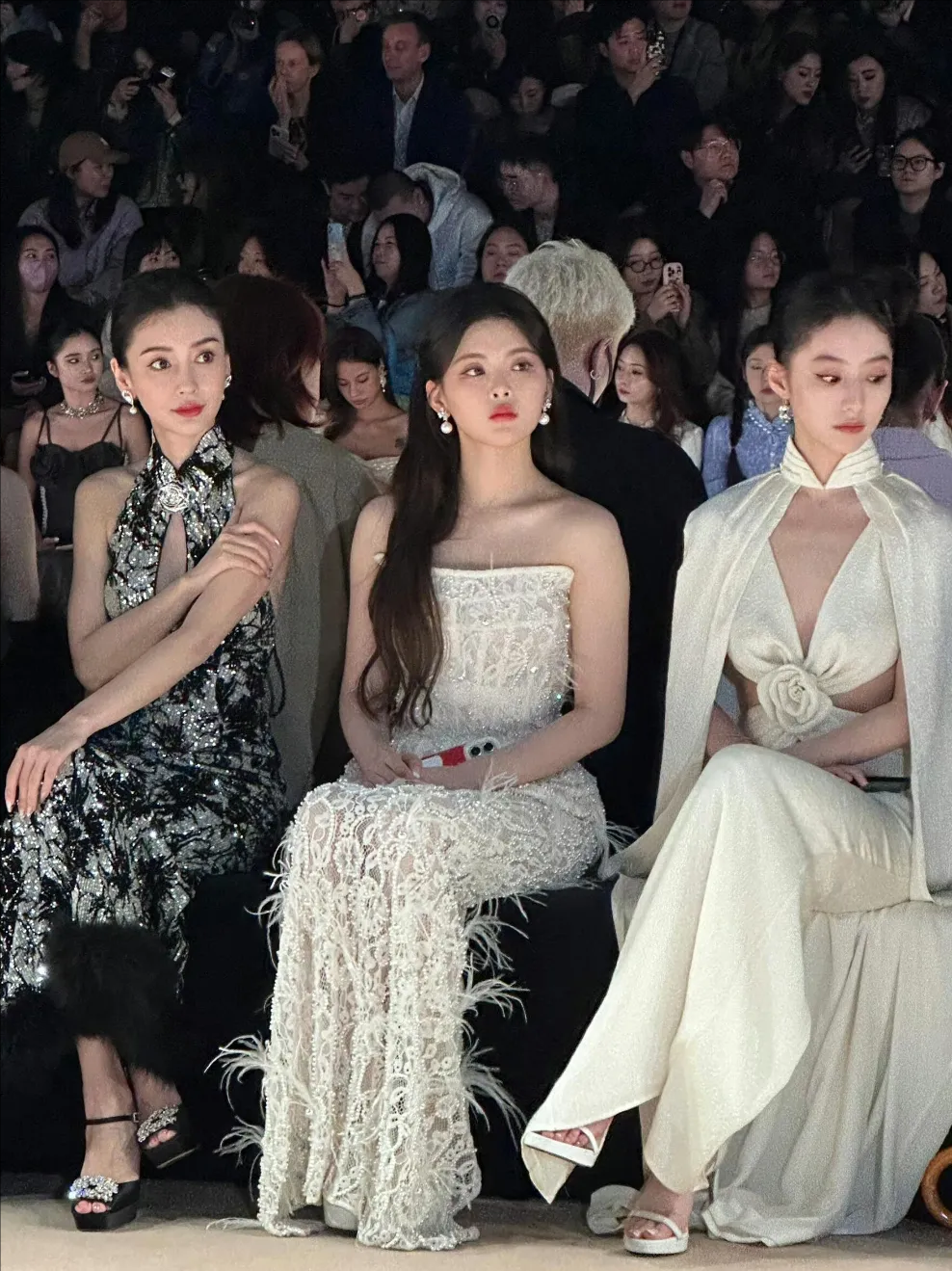 这个女明星合照，杨颖杨超越都输给了十八线女演员胡连馨。杨超越的整张脸太挤了，五