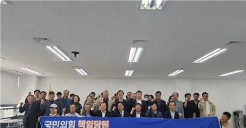 执政党党员倒戈支持在野党万万没想到，执政党后院竟然起火了