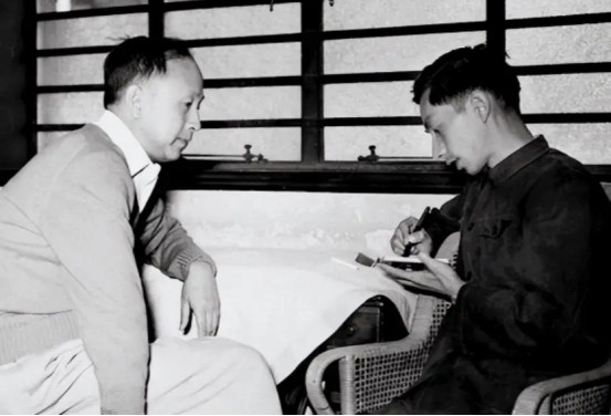 1964年冬夜，钱学森筷子尖悬在鸡肉上方半寸，突然厉喝：“别动！有苦杏仁味！”警