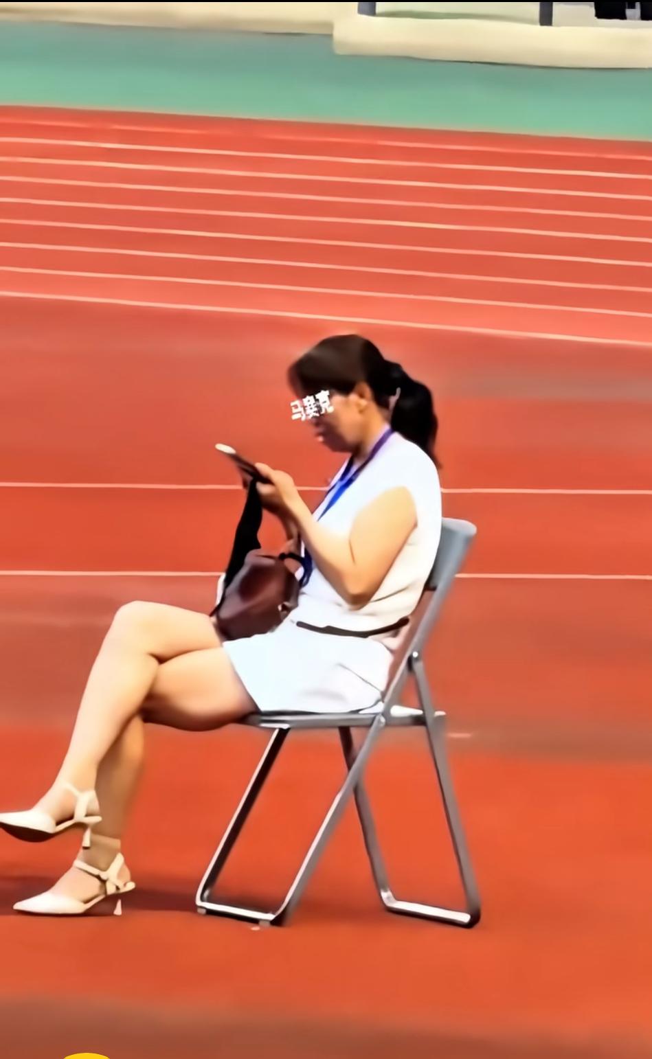 你奏你的国歌，我翘我的二郎腿，我们互不干扰。7月18日晚，陇超联赛开幕式奏国歌