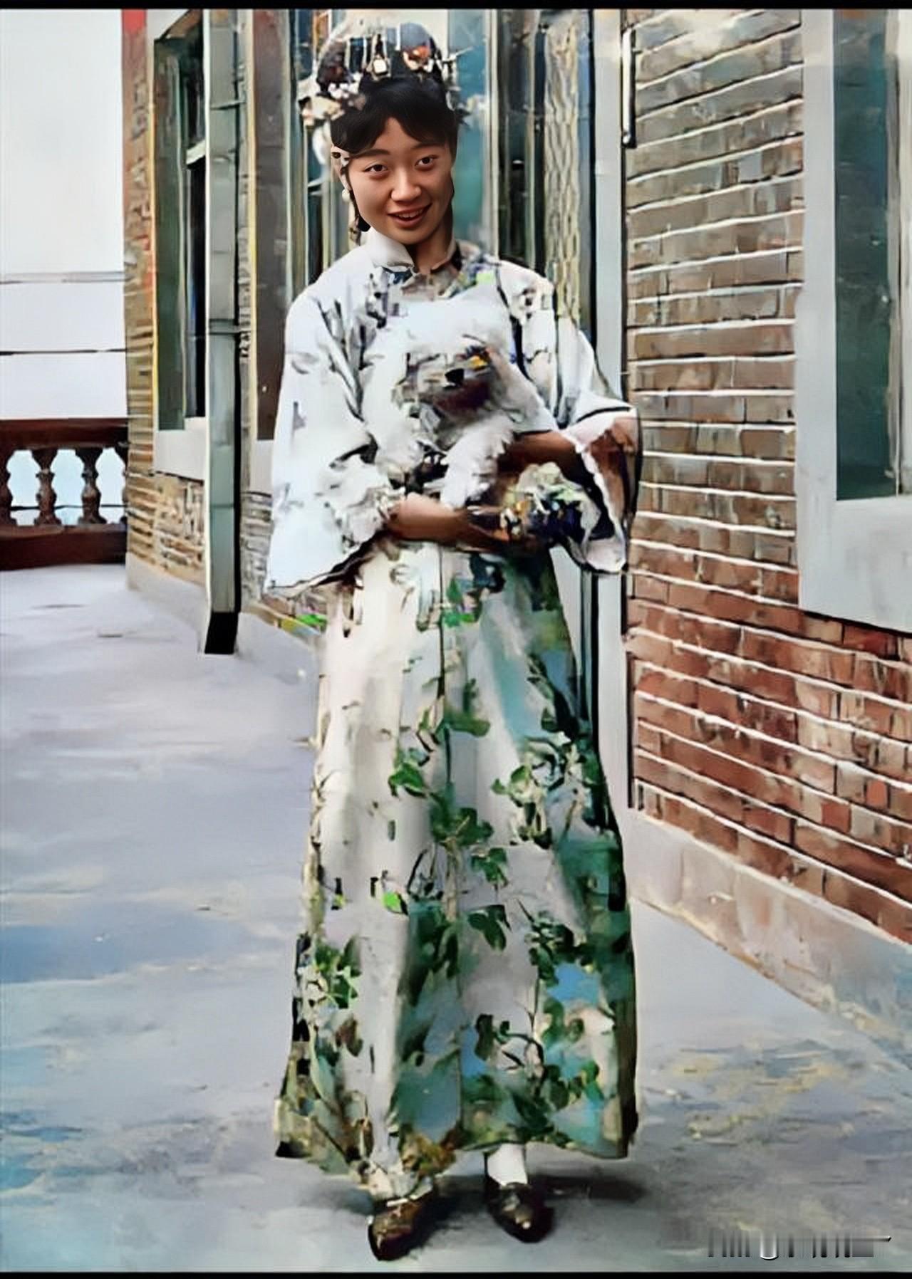 这便是婉容年轻时的真实模样，这而非演戏，也绝不是影视剧里的演员，确是货真价实的本