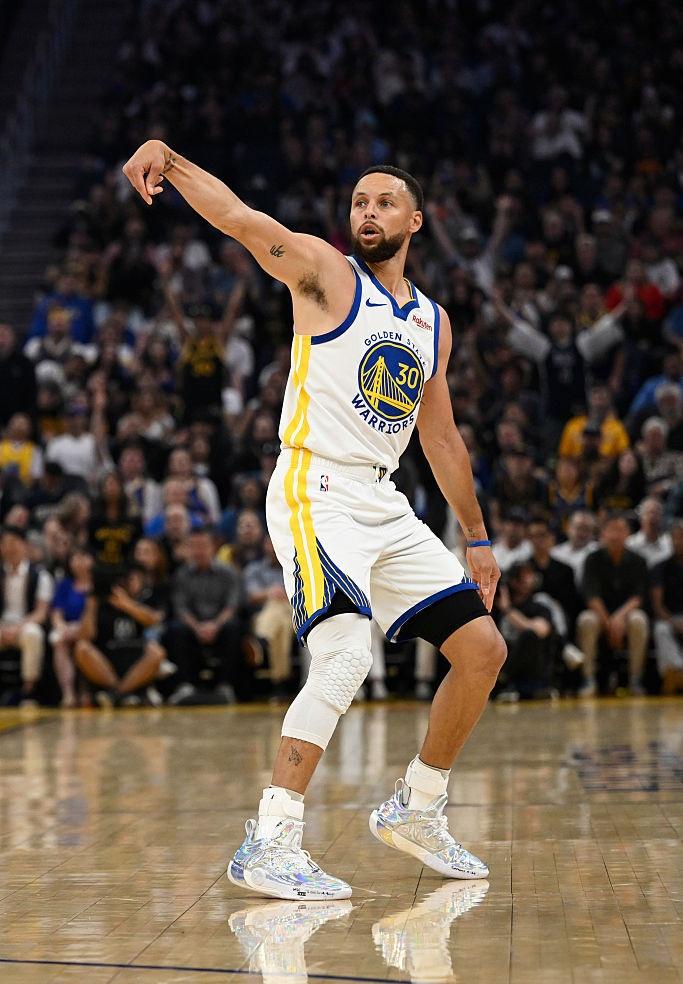 NBA历史单场投进10记及以上三分场次最多球员排行：1、库里（28场）2、