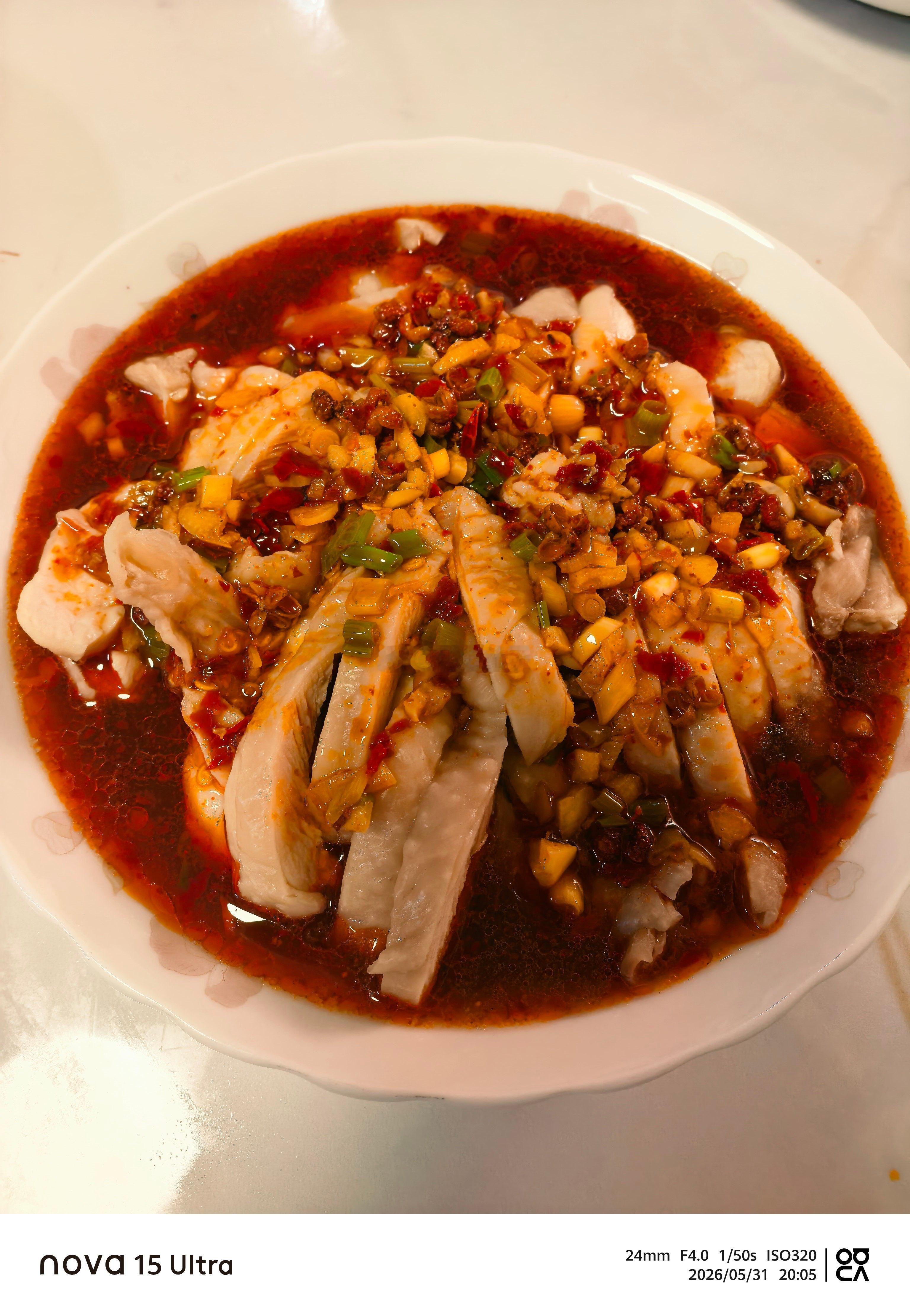 太太今晚给做了椒麻口水鸡，和可乐鸡翅，配个哈啤，餐后水果是西瓜童子的三餐