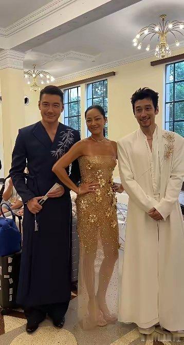 这绝对是个玄学系列，瞿颖和胡兵也是多年好友，为何她的审美一点没有受到胡兵的影响。胡兵给我的感觉，衣服