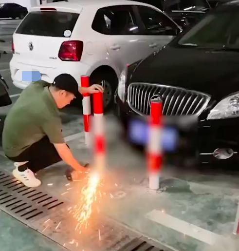 “太缺德了！”2023年，浙江绍兴，一男子开车到家后，发现自己的车位被占，男子根