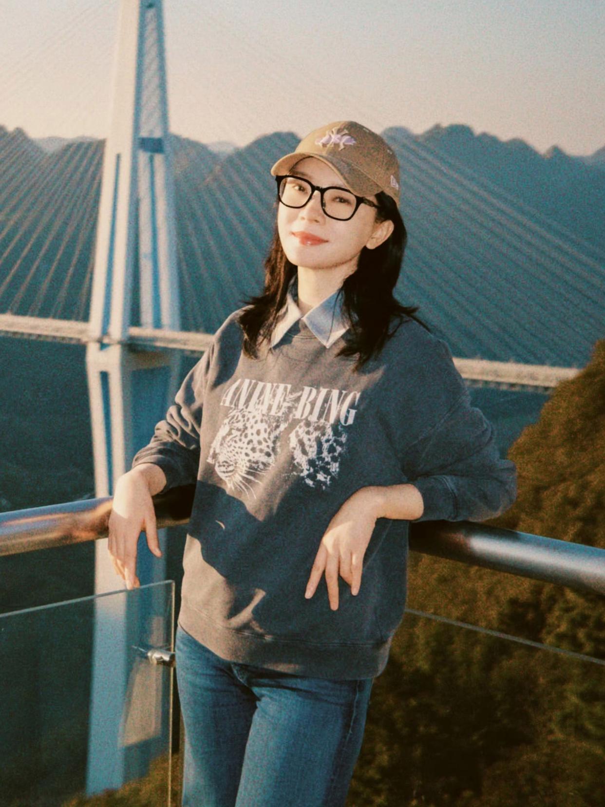 陈数这组出游照也太有氛围了吧！戴着棒球帽+黑框眼镜，穿一件休闲卫衣配牛仔裤，