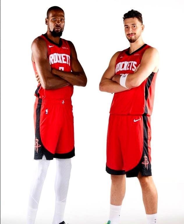 杜兰特一个人扛着火箭往前跑，范弗里特躺床上养伤，他连着八场30+，没喊累，没摆烂