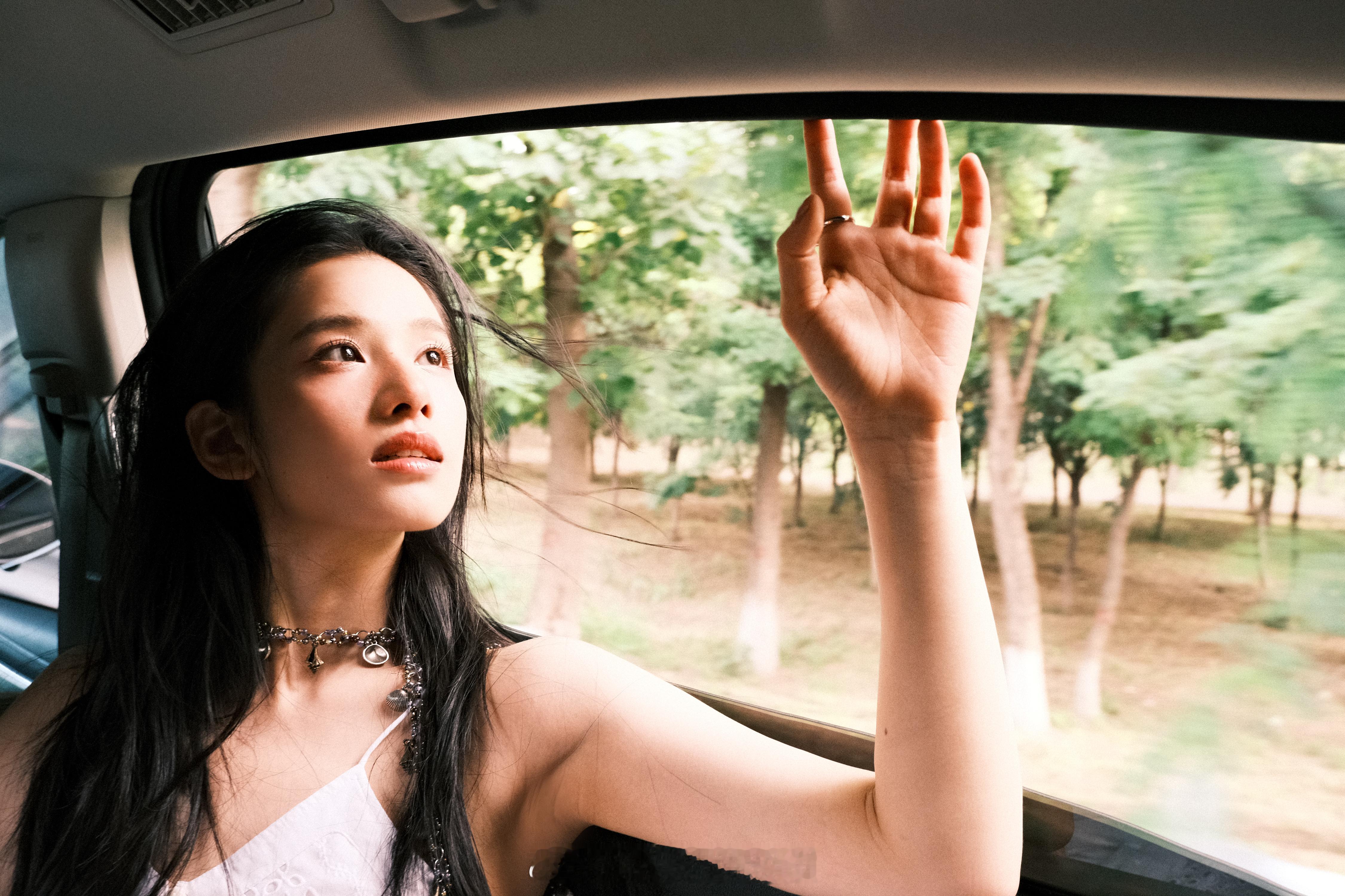 张婧仪一组车内甜美头像​​​