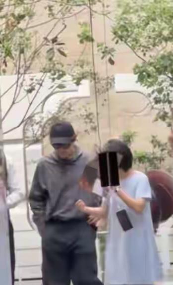 胡歌带老婆上海看房，夫妻俩同框太接地气！10月8日，有网友在上海某区偶遇43岁