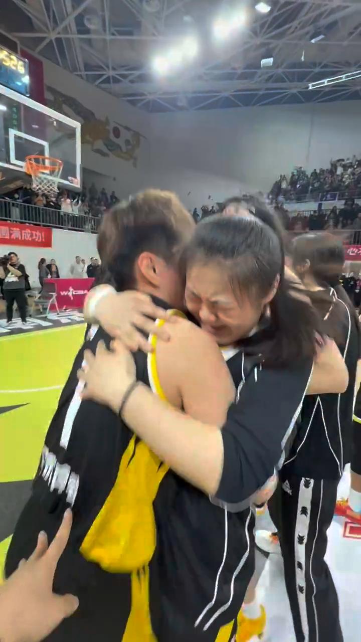 江苏女篮2：0横扫卫冕冠军广东东莞，闯入四强，高兴坏了！在我认为，广东女篮之所以