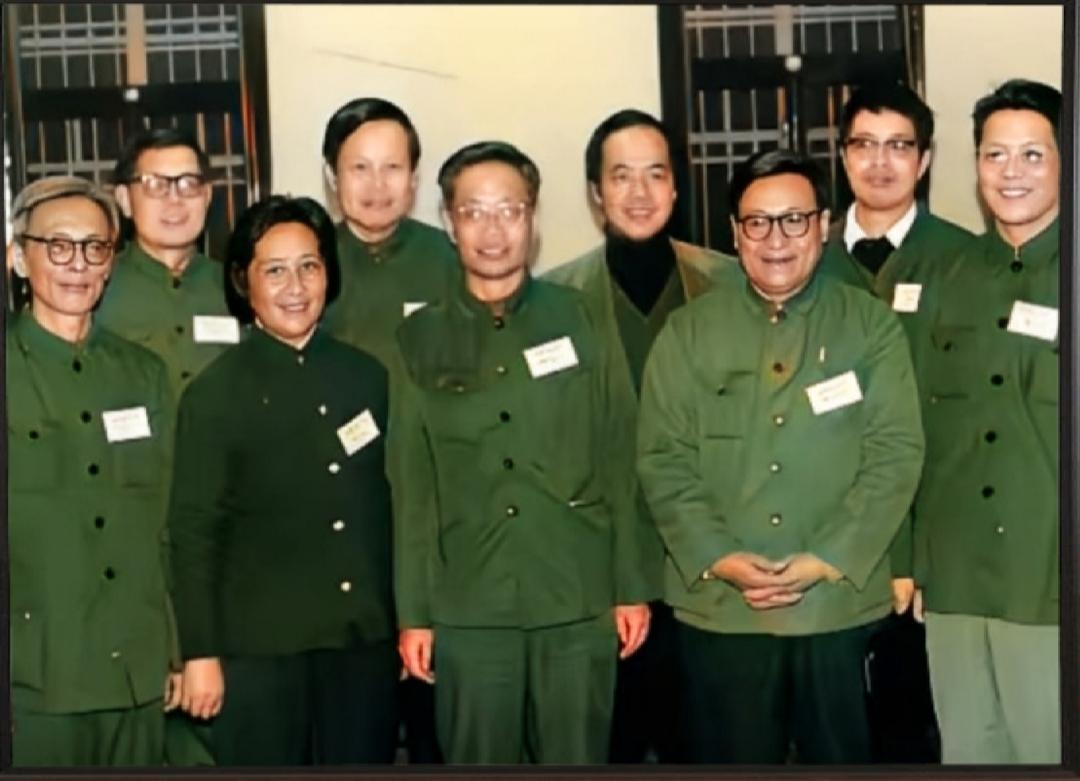 一张图片看清何祚庥院士在国内科研界的地位。这张照片是何祚庥，杨振宁和李政道等人