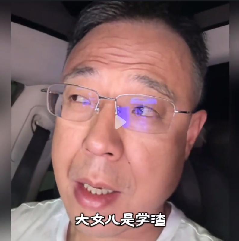 “到底谁才算有出息？”一位父亲分享两个女儿的人生：小女儿从小是学霸，考上985，