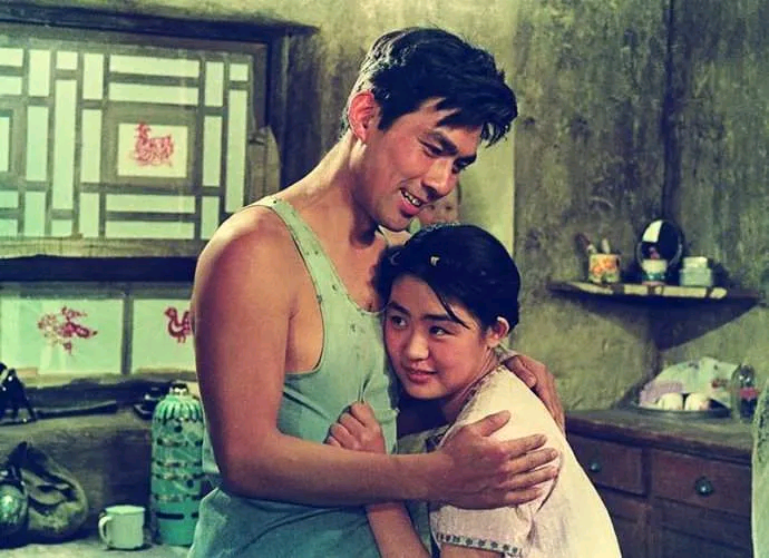 1981年，19岁的丛珊出演《牧马人》，有一场和朱时茂拥抱的戏，拍了几次都过不了