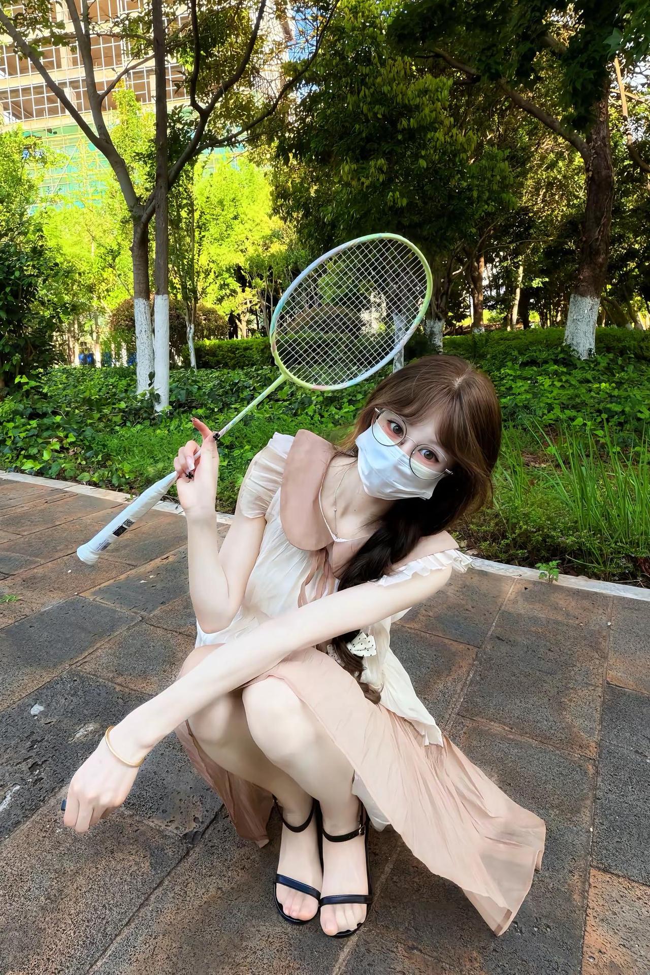 豆包帮我绑定一个所有人都喜欢我的万人迷。系统穿搭羽毛球拍