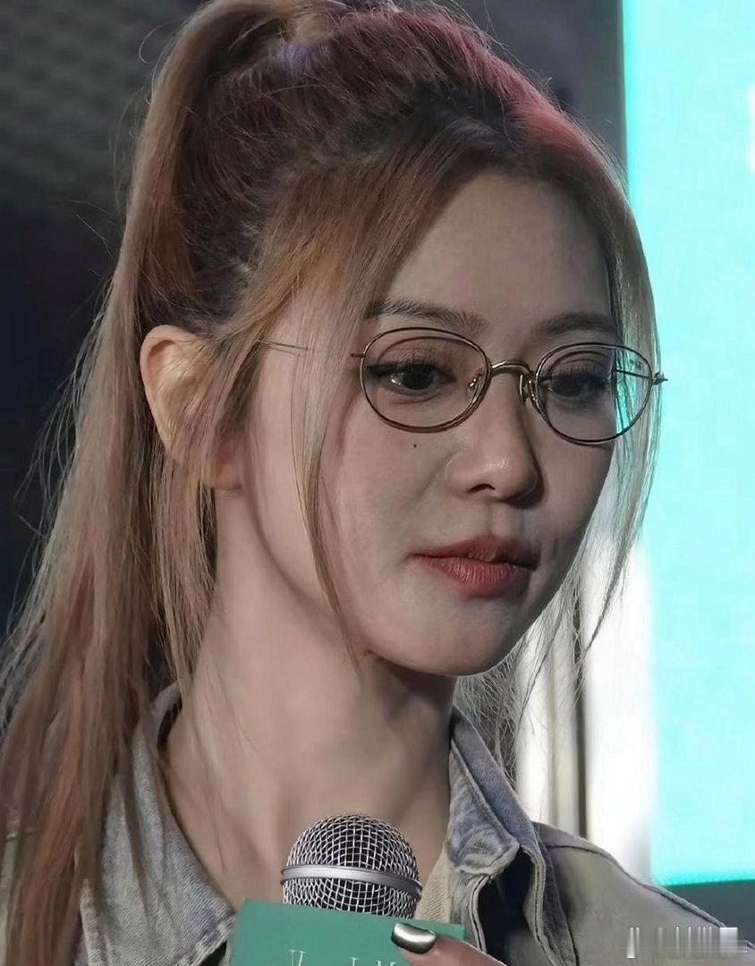 薛凯琪都40多‍‍岁了，看着愣是跟20‏‍多岁似⁠﻿‏的，﻿又漂亮⁠又显嫩，‍这
