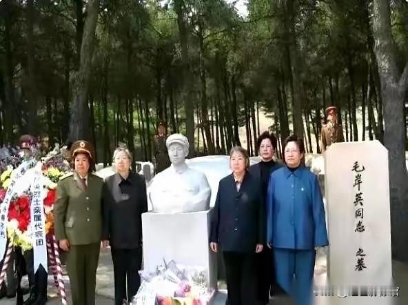 这张照片拍摄于毛岸英烈士的墓地，画面里的女士从左至右依次为：刘思齐（毛岸英的妻子