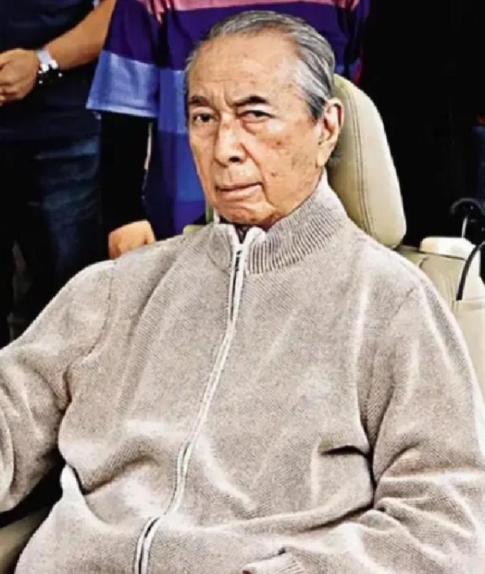 88岁那年，一代传奇赌王何鸿燊多器官衰竭危在旦夕，可谁能想到，在数以亿计的天价诊
