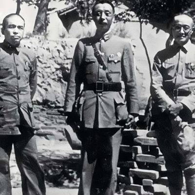 抗日战争时期的老照片。左边是彭德怀，他双手放在后面，直视前方，不怒而威，有战胜一