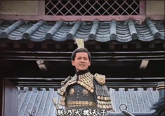 曹髦他是唯一一个亲自提剑冲锋的皇帝，但可悲的是没有人来救他公元260年6月2日
