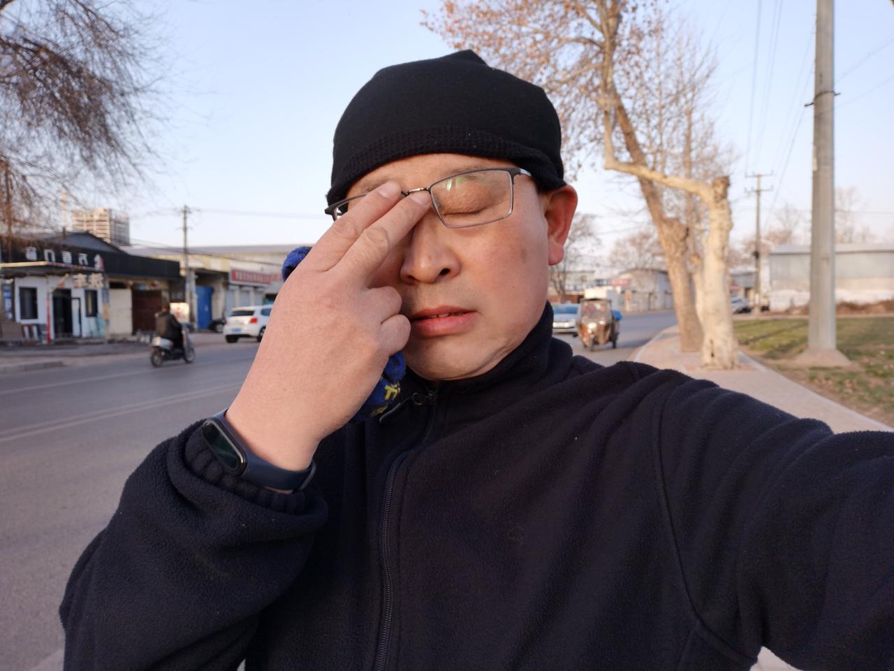 镜中的独来独往人（喜欢独来独往的人,是冷漠吗?）从不求他人，不期被人求。