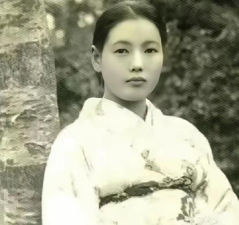 1978年，重庆江津白沙镇一名农妇正在喂猪，几辆轿车突然到访，来人告知她拥有数百