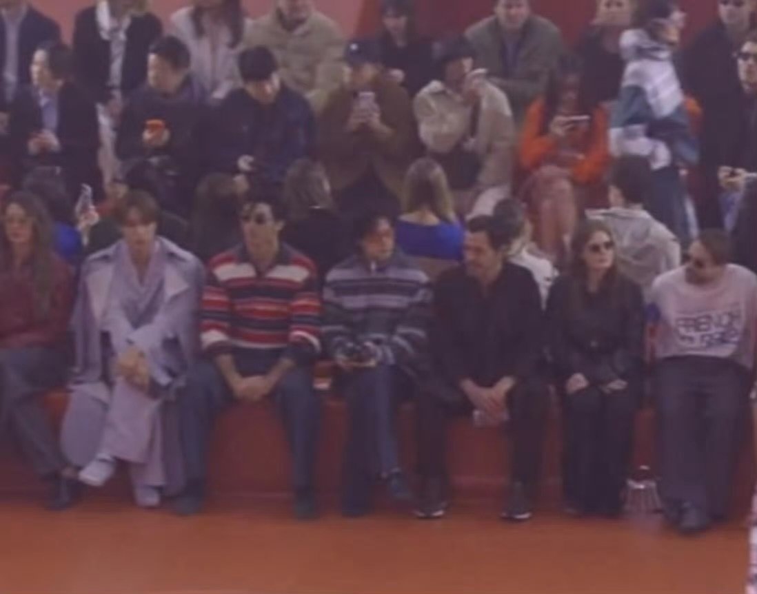 王一博Lacoste座位王一博Lacoste待遇报告🙋王一博坐在LACOSTE