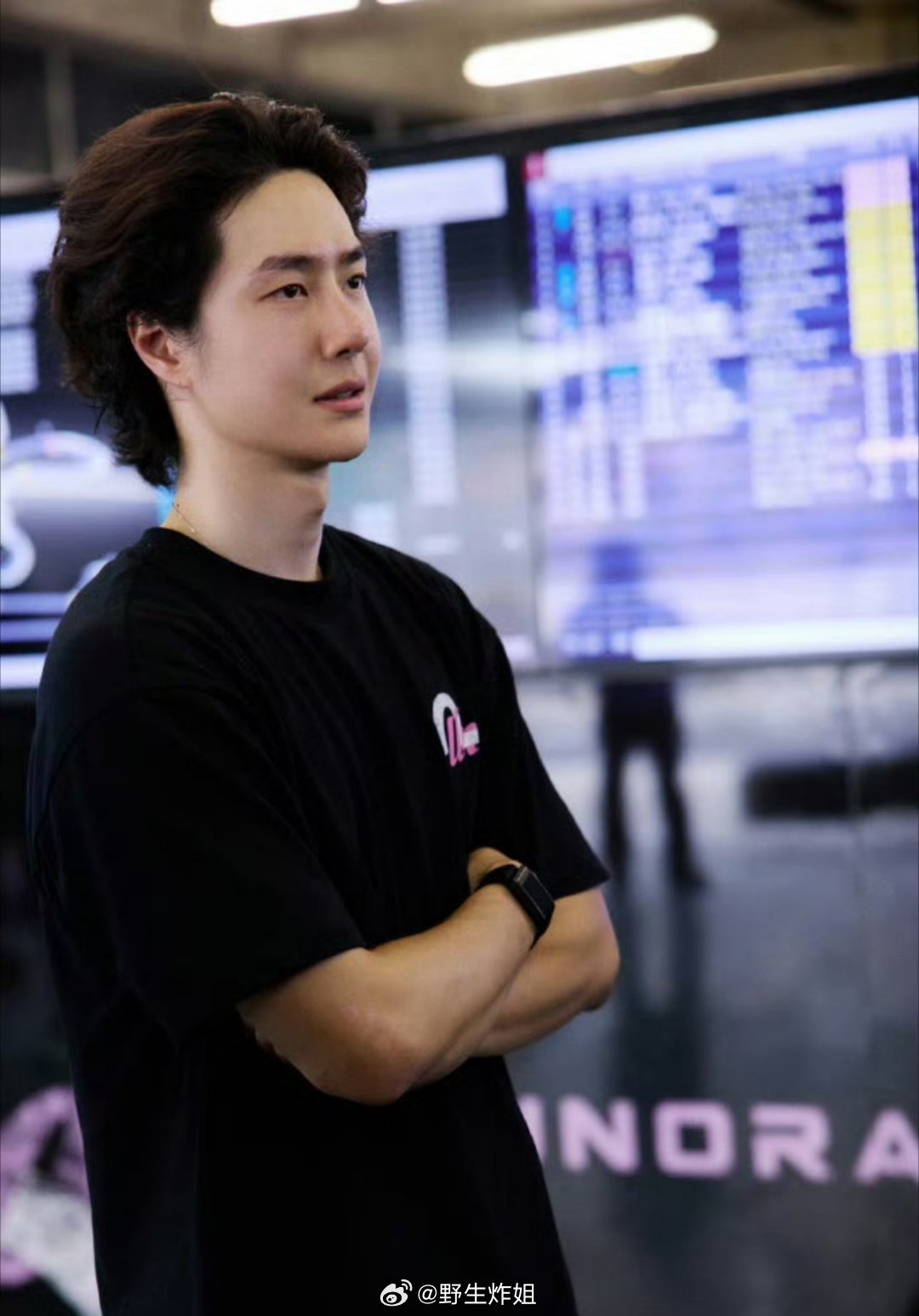 王一博工作室发了王一博的素颜照片，穿着黑色T恤衫的王一博，有一说一，王一博这素颜