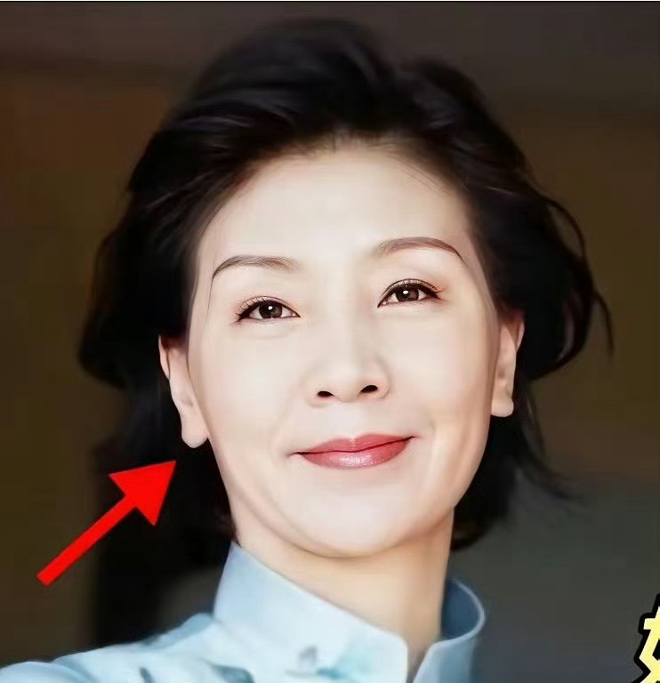 刘诗诗和她妈妈长得好像，鼻子法令纹简直一模一样！