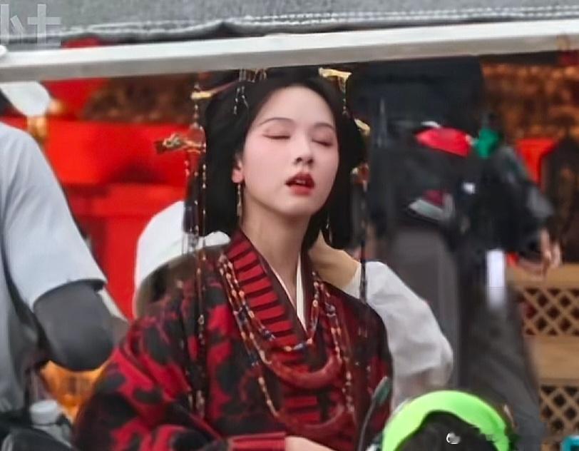 横店女明星热得命好苦的样子七八月、横店、古装剧这三个词组合在一起，画面感太强!
