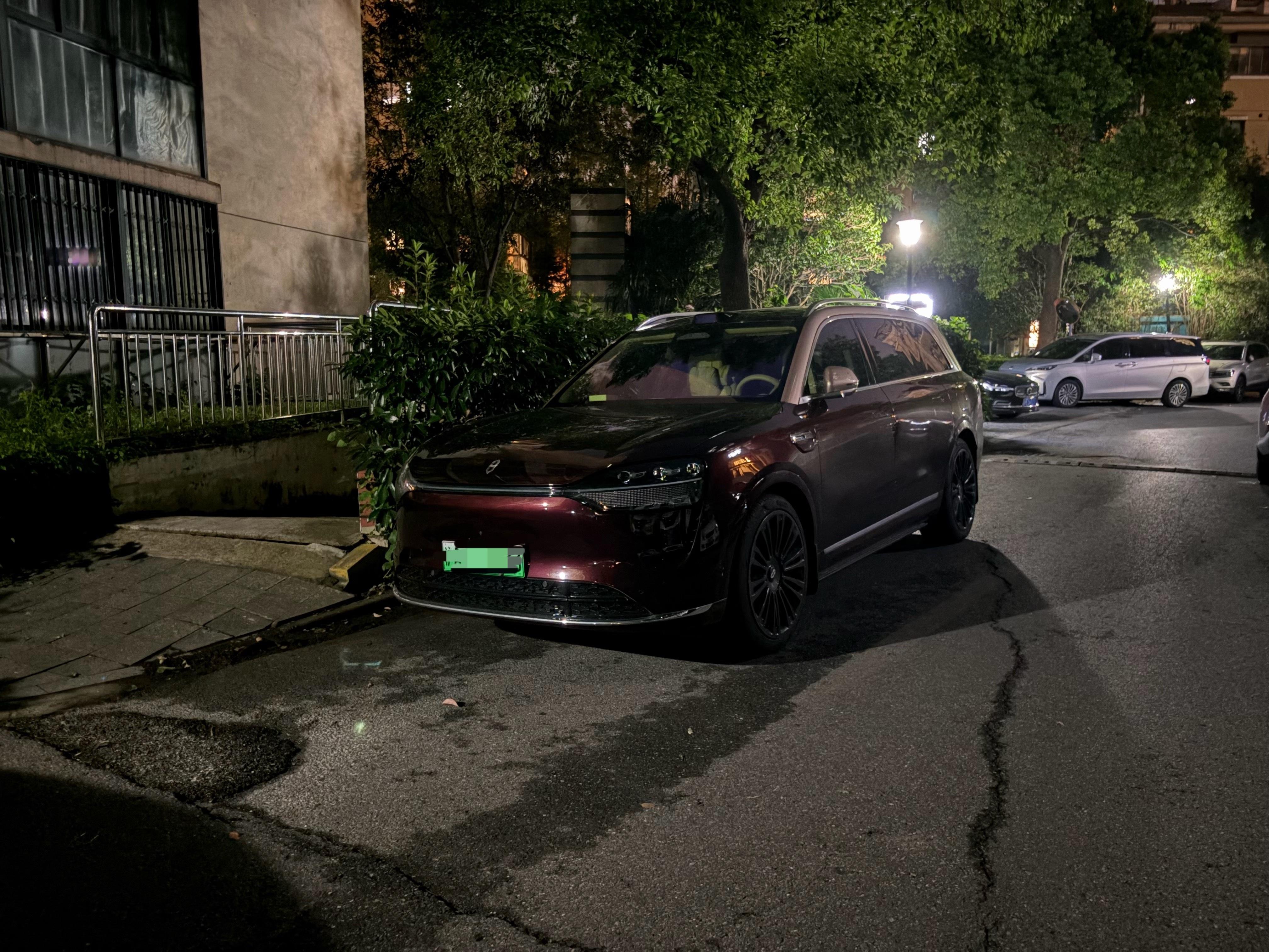 车位太贵了，任你是问界M9还是保时捷Taycan该停路边，还是路边