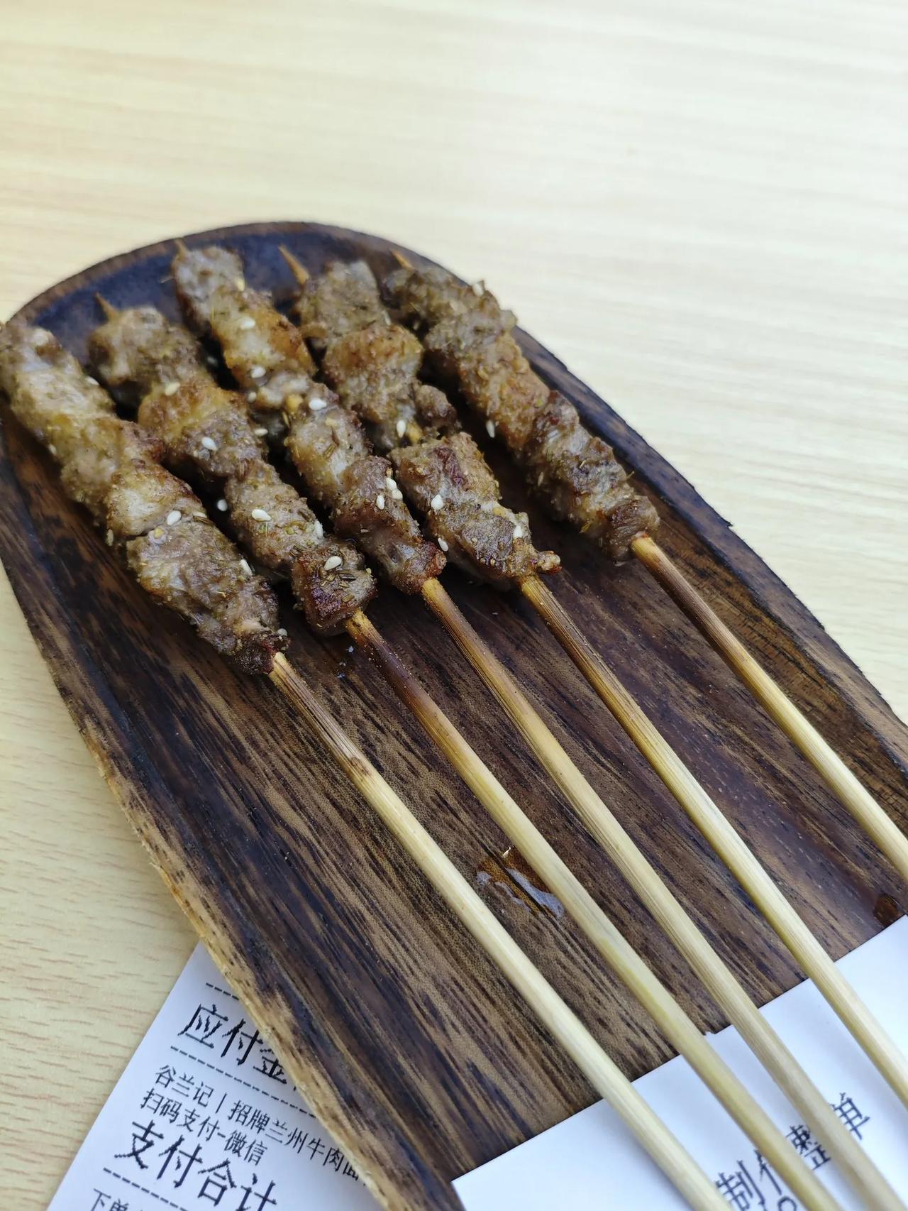 不能喝酒的我，吃拉面时顺带来几串羊肉串吃，也是挺不错的，这家的羊肉串味道还真不错