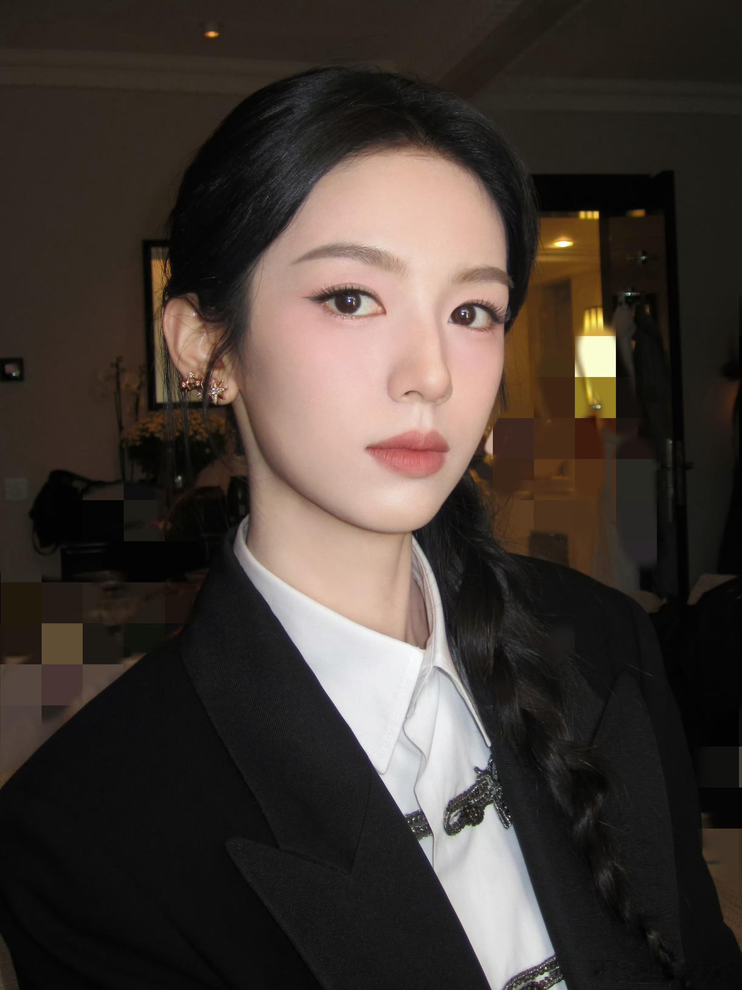好精致的一张脸周也