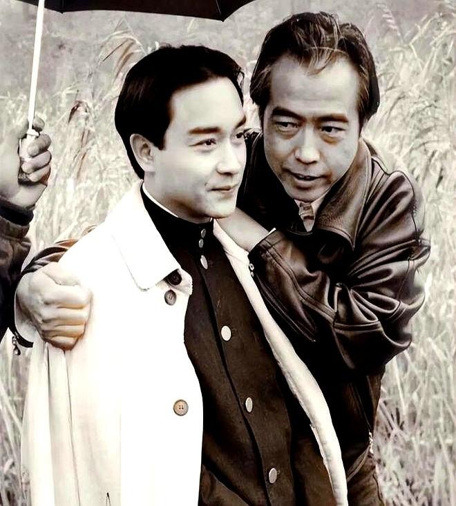 2010年，张丰毅透露：“在拍摄《霸王别姬》时，大家都躲着张国荣。这哪是演戏