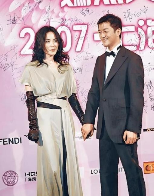 2005年，王菲怀孕4个月，医生看着超声影像沉吟了许久：“孩子可能有兔唇”。李亚
