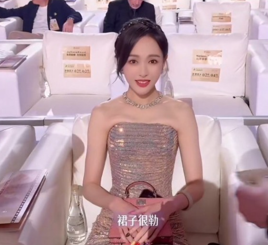 现在这衣服也不知道做给谁穿的唐嫣都瘦成竹竿了穿上这个裙子都勒的上不来气记
