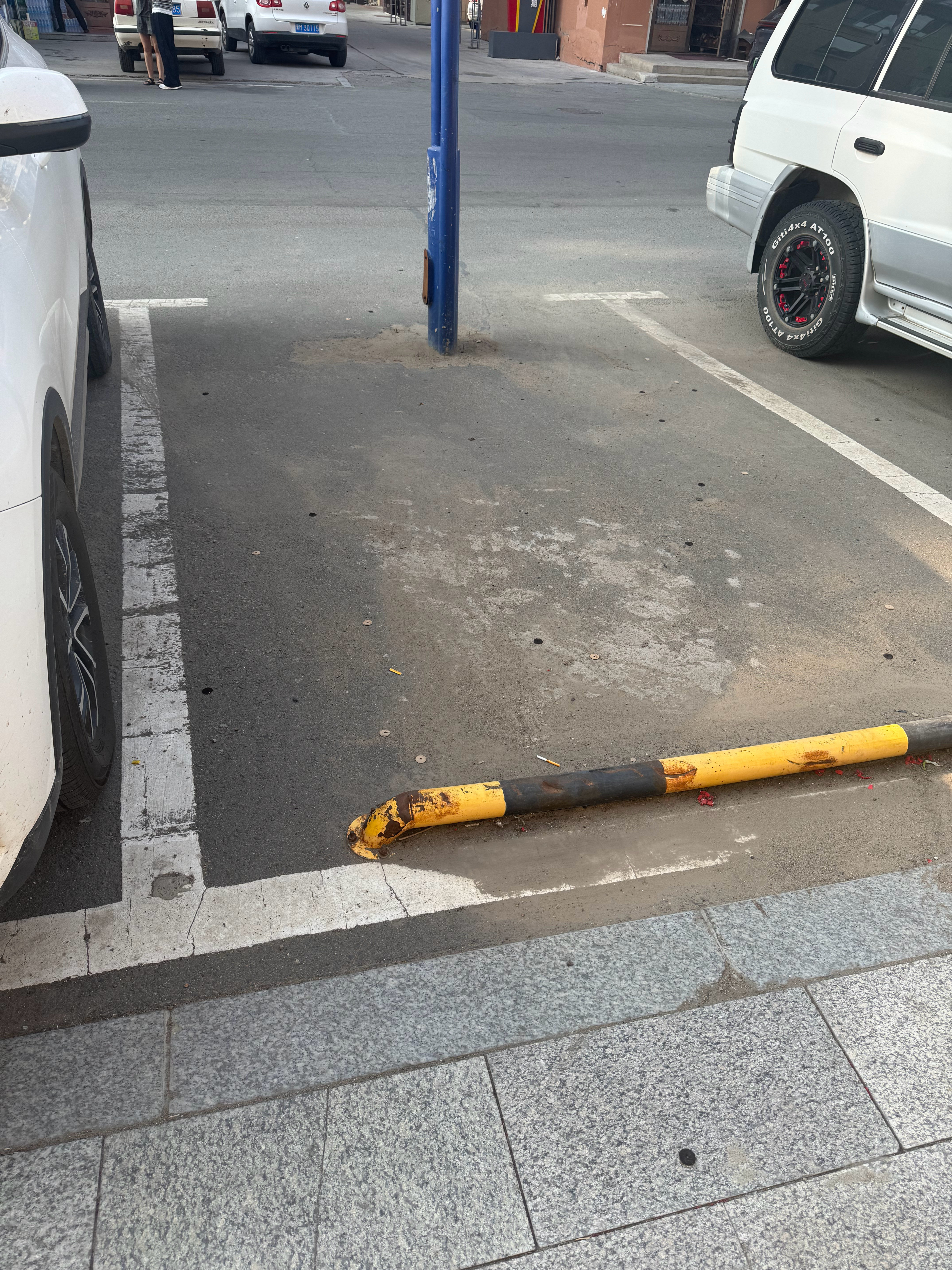 这车位划的。凑数呐？​​​
