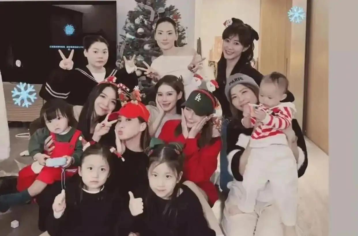 玥儿箖箖温馨出镜，马筱梅圣诞家中迎客，俩孩子已拓展新社交圈