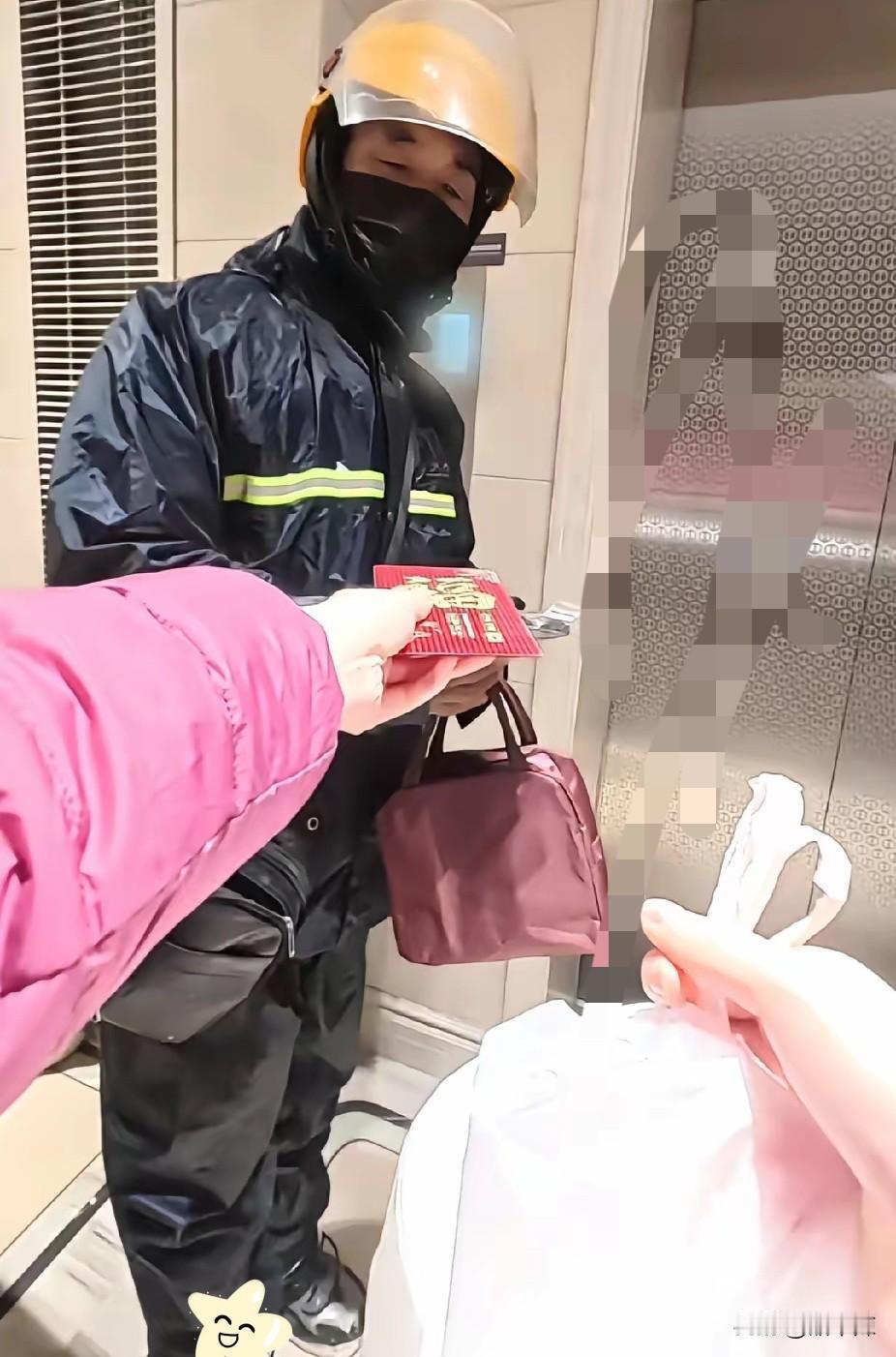 郑州零下8度的大雪夜，外卖小哥裹着一身寒气敲开房门递餐，却被开门的女子一把拉住！