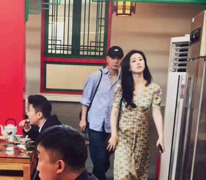 朱珠现身一家餐厅，长发披肩，花色连衣裙，皮肤白皙，一会儿仰头，一会儿低头走路匆匆
