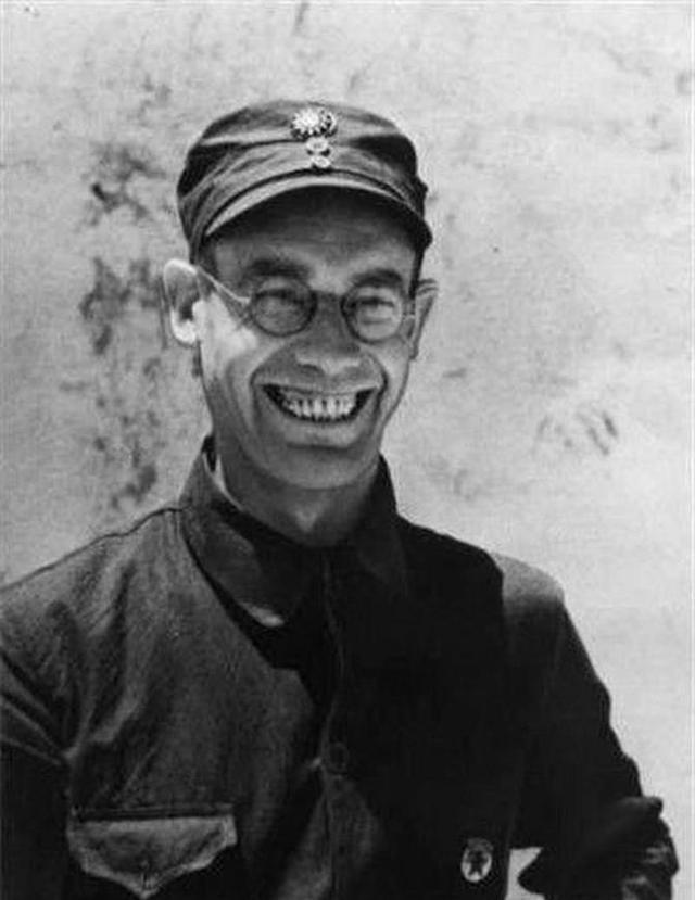 1937年，李德以不适应延安生活为由欲返苏联，毛主席劝他：“苏联正搞大清洗，此