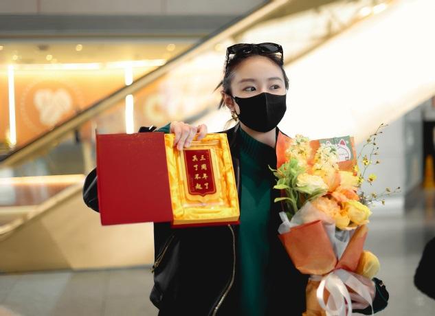 最近高叶现身机场，她这次搭配的很有型，看上去也特别的显年轻，真的是太潇洒了。