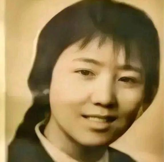 1972年泥瓦匠张复生娶了城里的女知青，晚上睡觉他发现妻子的腰变粗了，他以为妻子
