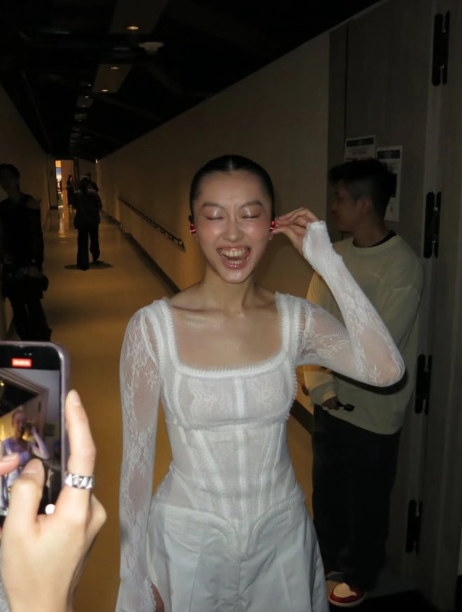 陈奕迅这一路，看着还真挺不容易的——都一把年纪了，也没个能消停的时候。前半生