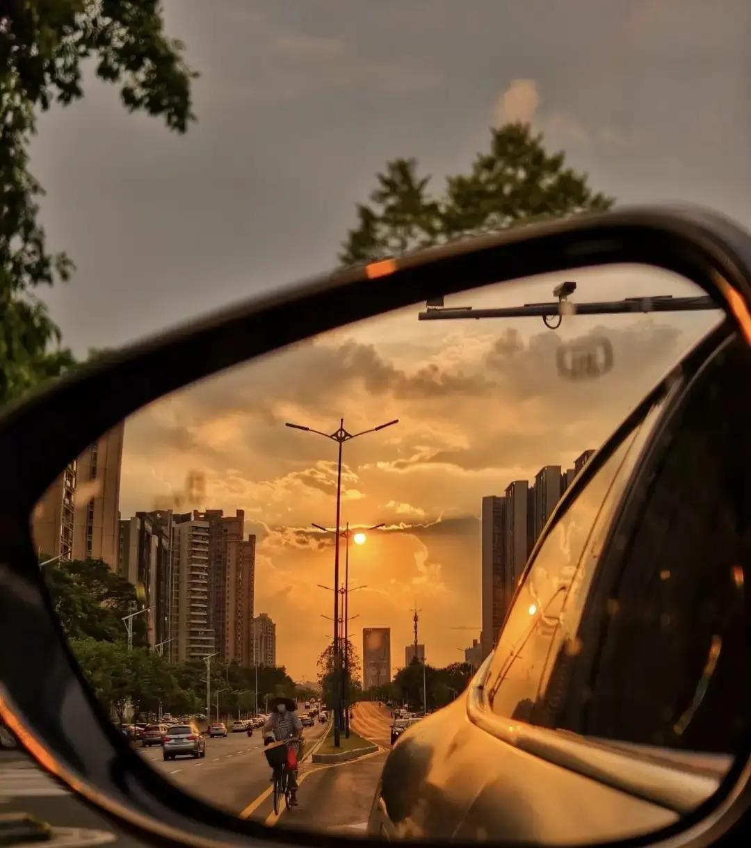 昨晚十一点半，我发消息问闺蜜明天喝不喝早茶。她秒回：喝！配图是刚洗完澡的