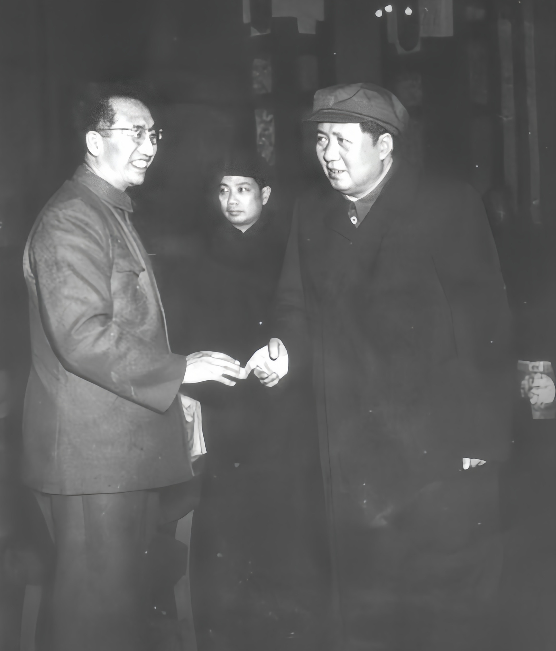 毛主席和徐向前中间那位是谁，谁知道？